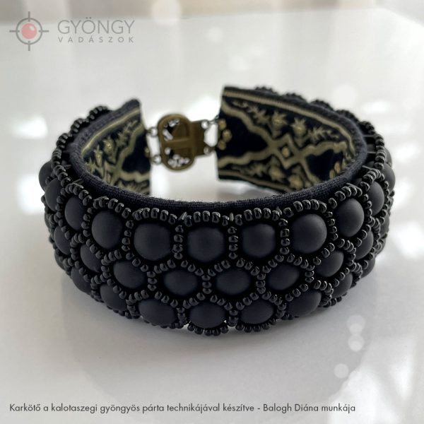 Karkötő a kalotaszegi gyöngyös párta technikájával készítve - Balogh Diána munkája